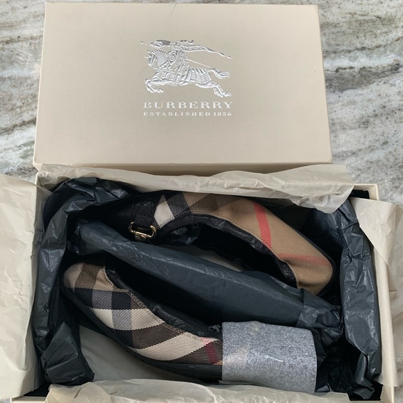 Burberry Ballet Flat with Gold Horsebit - Picture 2 of 6